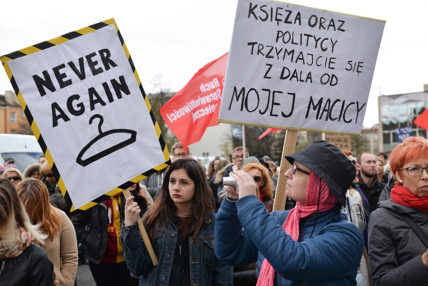 Pikieta przeciwko zaostrzeniu prawa aborcyjnego w Polsce...