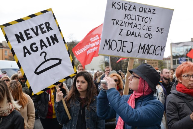 Pikieta przeciwko zaostrzeniu prawa aborcyjnego w Polsce odbyły się m.in. w kwietniu