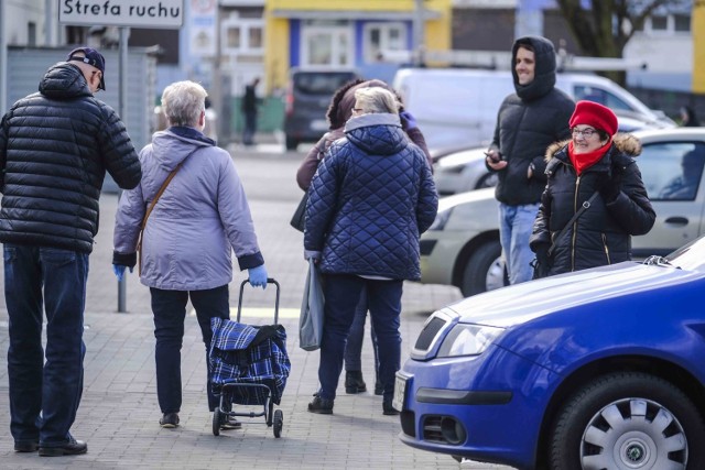 Nowe zalecenia wprowadzone przez rząd odnośnie walki z koronawirusem spowodowały, że przed sklepami w całym kraju ustawiają się ogromne kolejki ludzi, którzy chcą zrobić zakupy. Nie inaczej jest w Toruniu. Zobaczcie na zdjęciach jak ludzie cierpliwie oczekują, aby wejść do sklepów!


Czytaj także: Prezydent Torunia płakał na wizji: kolelejni zakażeni na hematologii