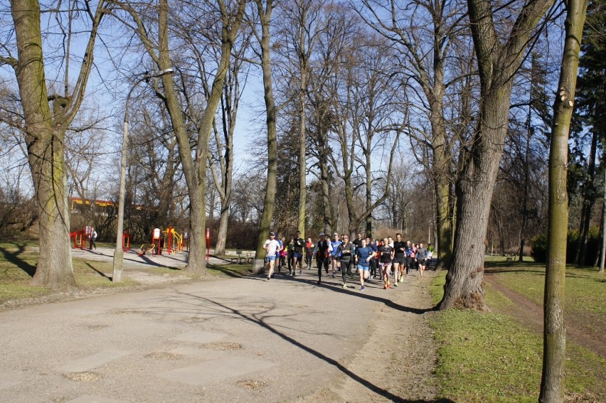 Parkrun Warszawa-Praga. Mieszkańcy stolicy po raz kolejny pobiegli w Parku Skaryszewskim [ZDJĘCIA]