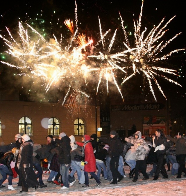 Maturzyści z Zabrza zatańczą w plenerze po raz czwarty. Na zdjęciu polonez z 2010 roku.