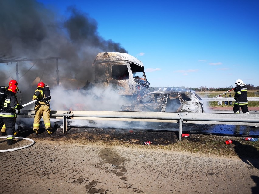 Wypadek samochodu ciężarowego i osobówki w gminie Skępe. Auta spłonęły