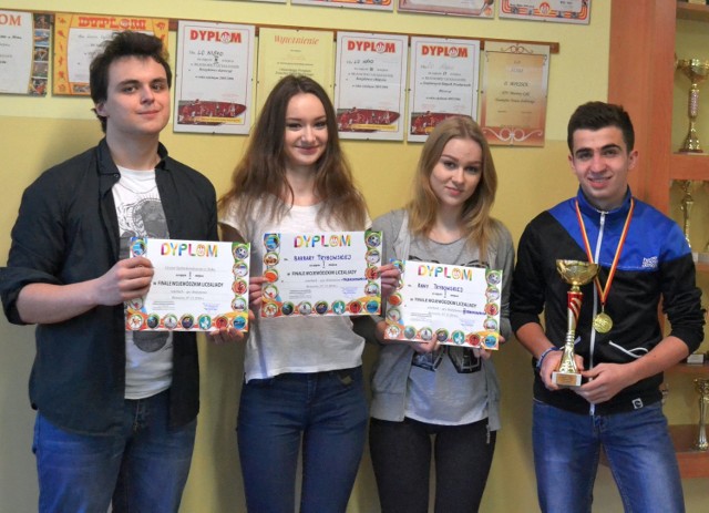 Mistrzowie szachów z niżańskiego liceum z trofeami