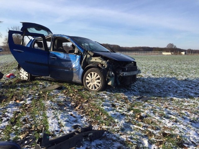 Do wypadku doszło w sobotę, 19 stycznia, na trasie z Cigacic do Zawady, dzielnicy Zielonej Góry. Renault uderzyło w drzewo. Dwie osoby zostały przewiezione do szpitala.

Do wypadku doszło z rana. Kierujący renault jechał z Cigacic w kierunku Zawady. – Na prostym odcinku drogi zjechał na pobocze i uderzył w drzewo – mówi podinsp. Małgorzata Stanisławska, rzeczniczka zielonogórskiej policji. Na miejsce wypadku przyjechała zielonogórska policja oraz karetki pogotowia ratunkowego. W renault jechały cztery młode osoby. Dwie poważnie ranne zostały przewiezione do szpitala. Jeden mężczyzna ma połamane ręce, drugi doznał poważnego urazu kręgosłupa.

Zobacz też wideo: Napad na właściciela kantoru. Na czerwonym świetle złodziej zabrał torbę z 350 tys. zł. Po pościgu zatrzymali go policjanci.


