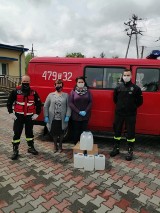 Komenda straży pożarnej w Opocznie i OSP przekazali do szkół prawie 4 tys. litrów płynu dezynfekującego [zdjęcia]