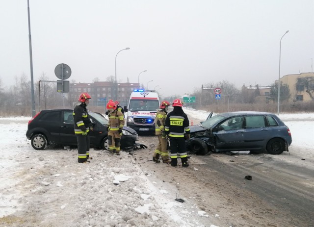 Na ul. Orląt Lwowskich w Oświęcimiu zderzyły się dwa samochody osobowe