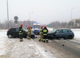 Wypadek w Oświęcimiu. Na ul. Orląt Lwowskich zderzyły się dwa samochody. Do szpitala trafiły dwie osoby, w tym kobieta w ciąży  [ZDJĘCIA]