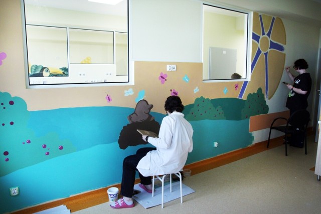 Uczniowie Liceum Sztuk Plastycznych z Grudziądza zdobią grafikami ściany wyremontowanego oddziału chirurgii dziecięcej szpitala w Grudziądzu