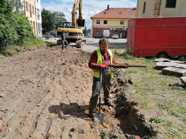 Przy wjeździe prowadzącym na teren Starego Miasta w Kostrzynie trwają prace. Udało się przy okazji odnaleźć pamiątki z przedwojennego Kostrzyna.