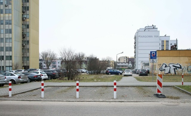 Parkować czy nie parkować? Oto jest pytanie. Przy Targowej 9 parkować się nie da. Mamy odpowiedź Miejskiego Zarządu Dróg. Zobaczcie jak wygląda parking na kolejnych zdjęciach