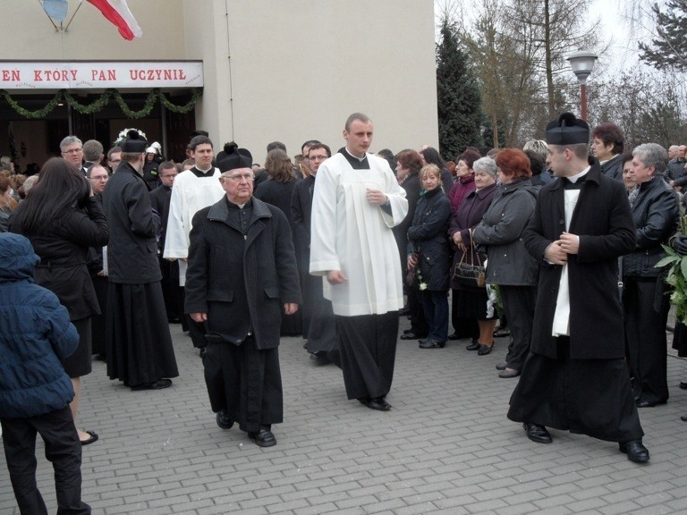 Rusinowice: Pogrzeb ks. Damiana Kominka [ZDJĘCIA]. Duszpasterza żegnały tłumy wiernych