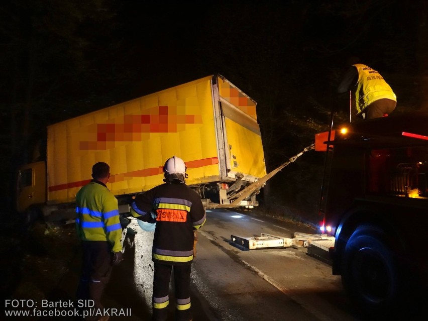Wypadek w Ślemieniu na ul. Zakopiańskiej. Ciężarówka w rowie [ZDJĘCIA]