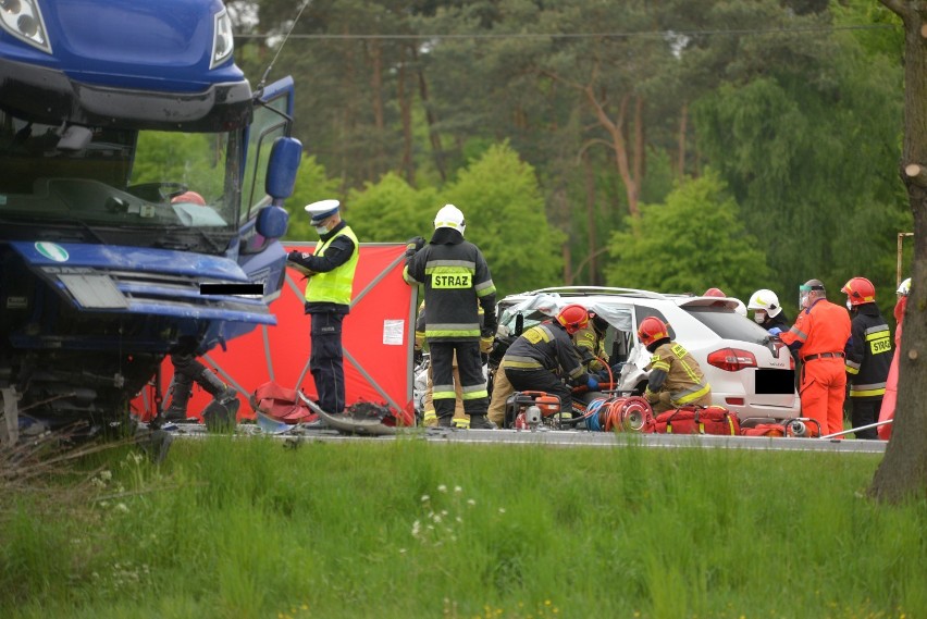 Tragiczny wypadek pod Włocławkiem. Czołowe zderzenie samochodu Renault Koleos z cysterną [zdjęcia]