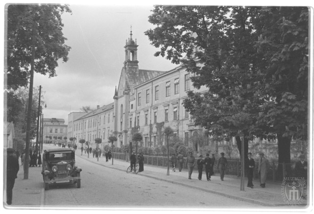 Kielce, ulica Jana Pawła II. Kościół św. Trójcy i przylegające do niego gimnazjum. Widok ogólny. Sierpień 1937.