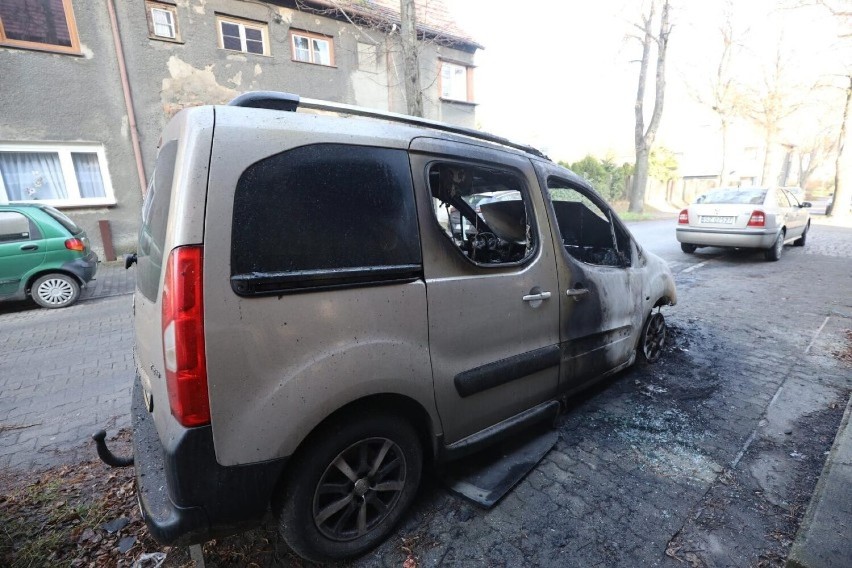 Szokująca sytuacja w Zabrzu: podpalono ponad 20 samochodów. 12 spłonęło