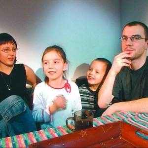 Daniel Odija z rodziną. Od lewej: Iwona, Helenka i Staś. 
Fot. Materiały promocyjne