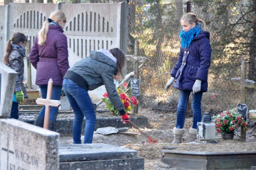 Uczniowie ze Strzelec sprzątali groby na cmentarzu w Chodzieży [ZDJĘCIA]