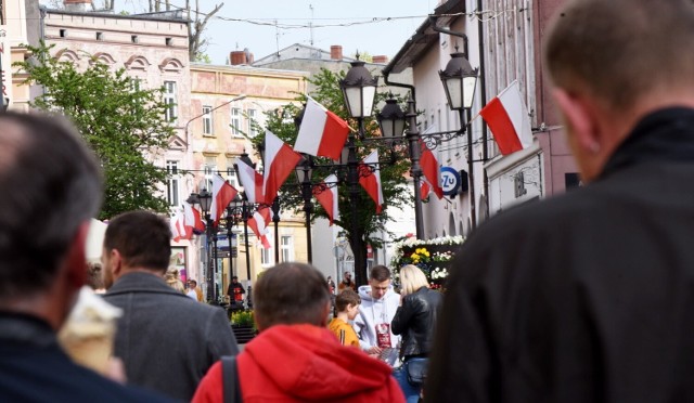 Święto Flagi swój początek ma 15 października 2003 r., kiedy do laski marszałkowskiej wpłynął poselski projekt autorstwa posła Edwarda Płonki z Platformy Obywatelskiej