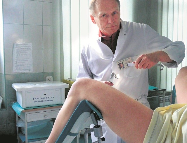 Dr Andrzej Michalski, ordynator oddziału ginekologiczno-położniczego skierniewickiego szpitala, zachęca kobiety do badań cytologicznych