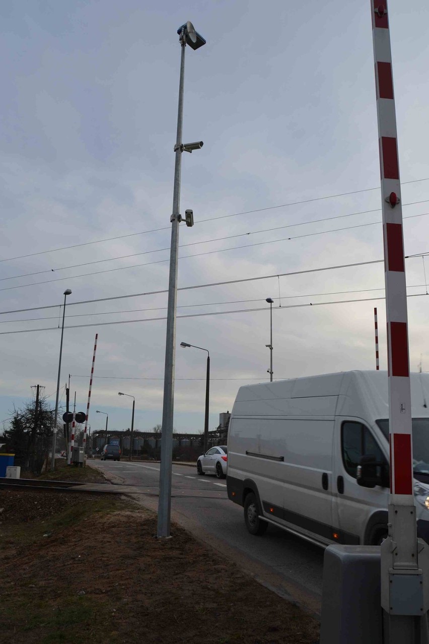 Na przejeździe kolejowym w Mostach zainstalowano monitoring i lampy