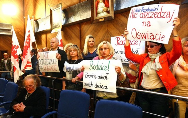 Podczas dzisiejszej sesji Rady Miasta protestowało około 40. ...