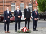 Delegacja z Urzędu Miejskiego w Zbąszyniu, złożyła kwiaty pod pomnikiem Powstańców Wielkopolskich - 3 maja 2020 [Zdjęcia]
