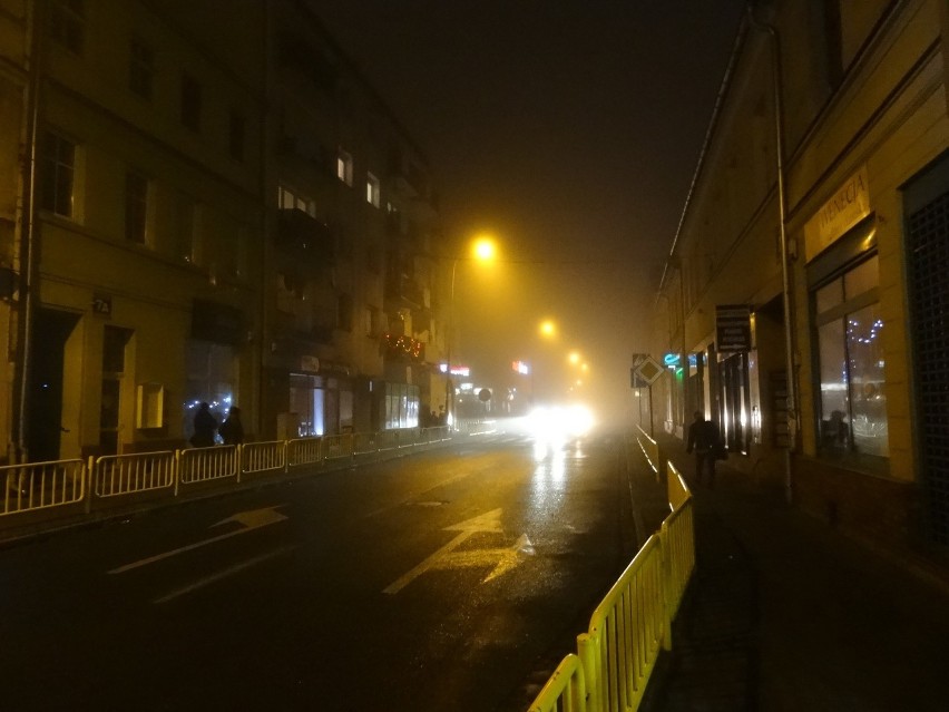 Gęsta mgła spowiła miasto. Temperatura spada. Ślisko nawet w...