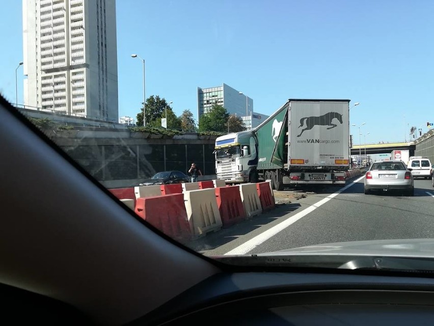 Katowice: Wypadek przy tunelu. Tir wjechał w bariery, i zablokował pas w stronę Sosnowca. Tunel zamknięty
