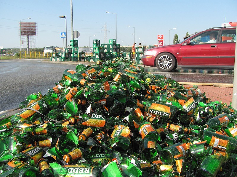 Kalisz: Skrzynki z piwem wypadły z ciężarówki na Rondzie Solidarności. ZDJĘCIA