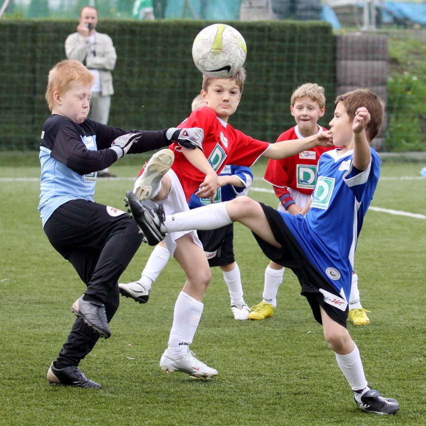 Pasjonaci piłki nożnej w wieku 7-11 lat mogą wziąć udział  w...