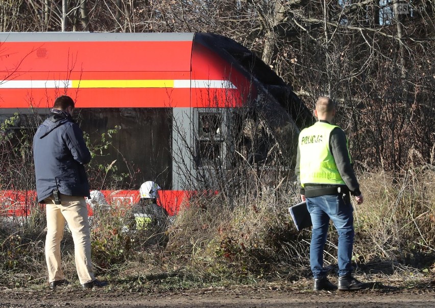 Śmiertelny wypadek na przejeździe kolejowym w okolicy Kołbaskowa. Nie kursują pociągi [ZDJĘCIA, WIDEO]