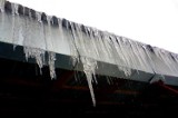 Uwaga na grozne sople lodowe zwisające z dachów