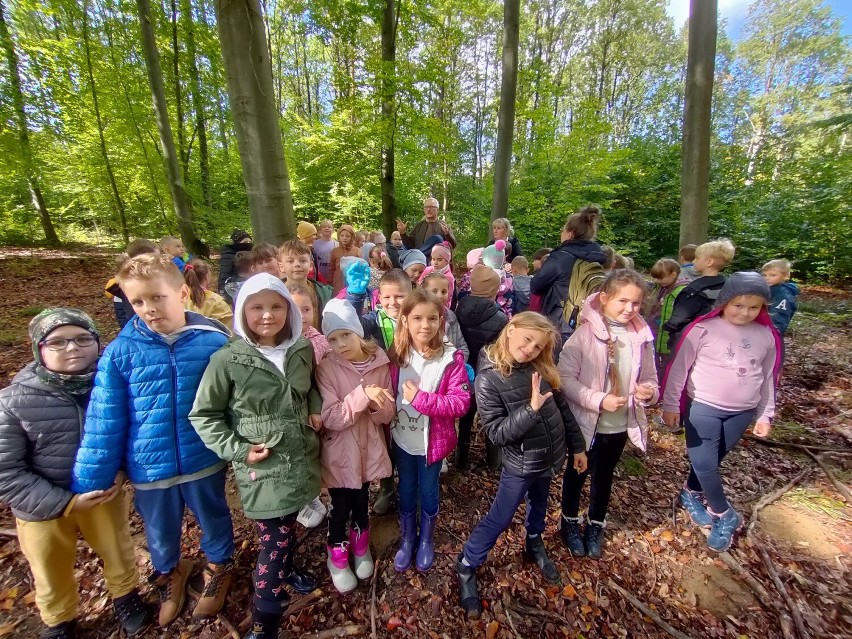 Uczniowie z wieluńskiej piątki na wycieczce w Leśnym Punkcie Edukacyjnym w Niżankowicach