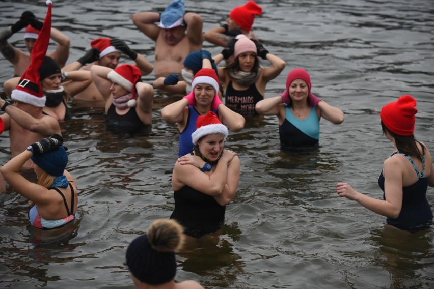 Dzisiaj (22.12) Toruńskie Morsy spotkały się nad jeziorem w...