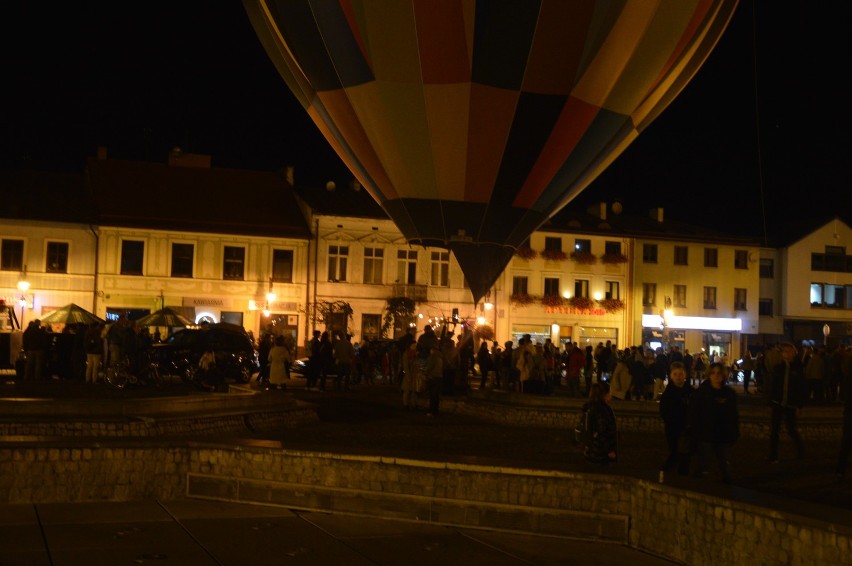 Trwa II Fiesta Balonowa o Puchar Prezydenta Miasta Skierniewic. Pokazy ogniowe przyciągnęły tłumy [ZDJĘCIA]