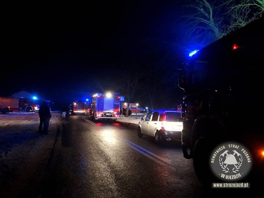 Poważny wypadek w gminie Ujazd w powiecie tomaszowskim. Cztery osoby w szpitalu [ZDJĘCIA]