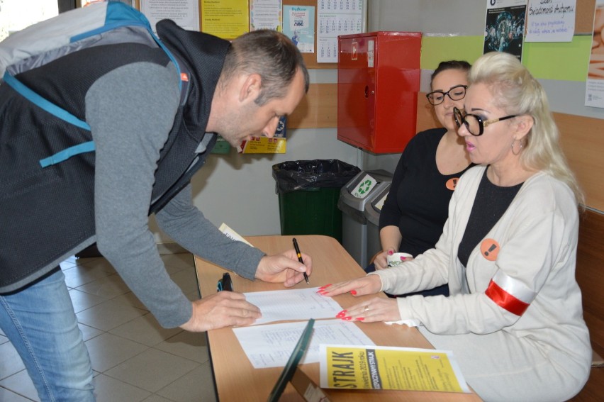 LUBUSKIE: Strajk nauczycieli 2019. Szkoły i przedszkola zamknięte. Blisko 80 proc. placówek w Polsce bierze udział w strajku