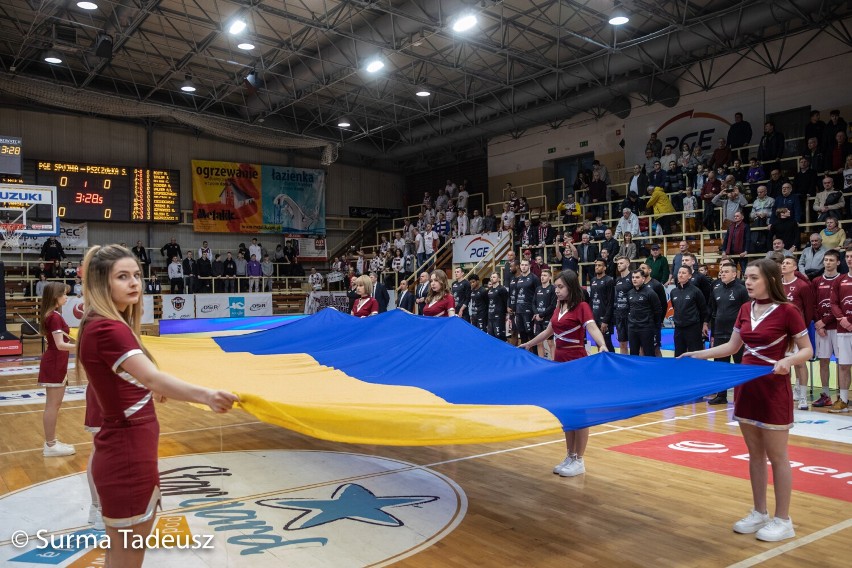 Spójnia Stargard solidarna z Ukrainą. Wielka flaga na boisku