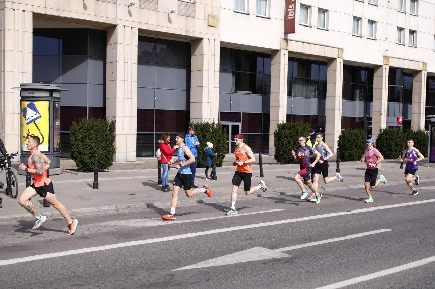Bieg na Piątkę 2022, Warszawa. Tysiące biegaczy na ulicach stolicy. Zdjęcia uczestników