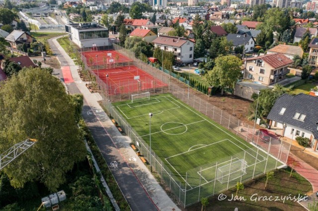 Nad tunelami Trasy Łagiewnickiej powstały nowe obiekty rekreacyjne i sportowe.