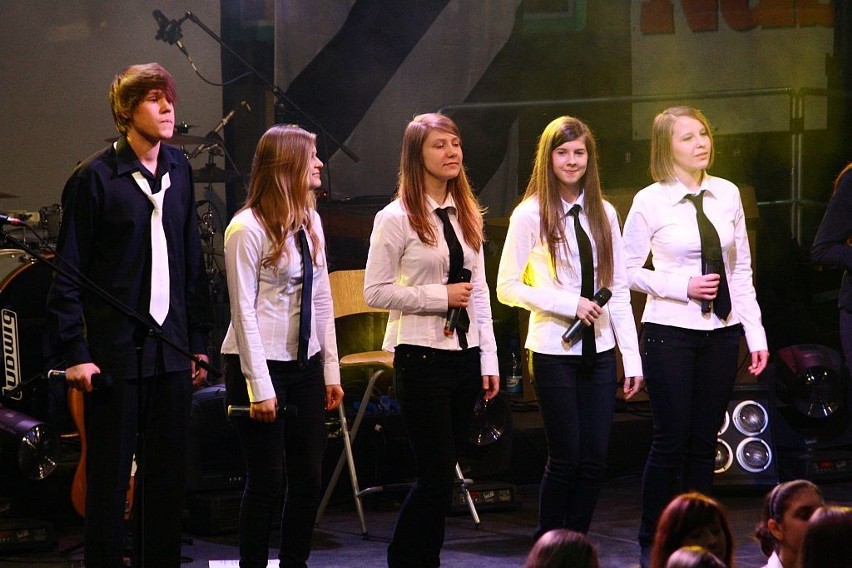 Kasia Kowalska zaśpiewała z chórem uczniów kutnowskich szkół