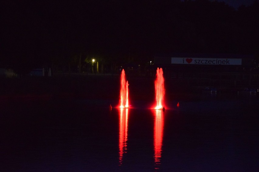 Pływająca i grająca fontanna na Trzesiecku w Szczecinku. Tak się prezentuje [zdjęcia]