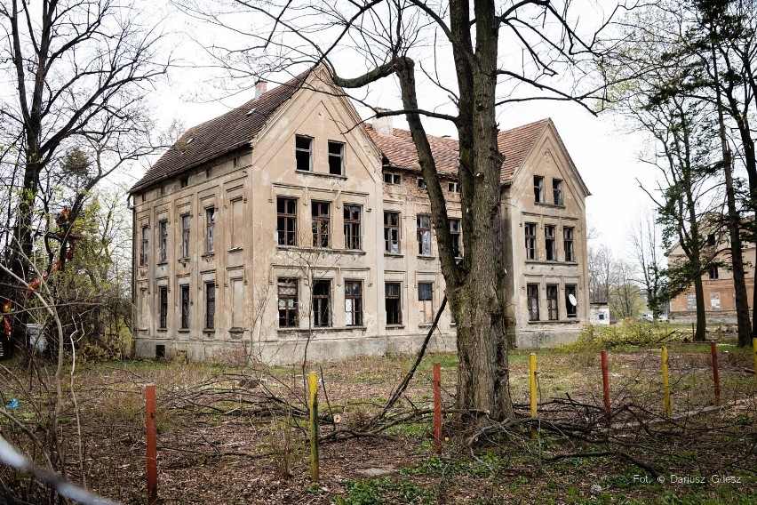 Wałbrzych: Ruszyły prace wokół budynku po byłej szkole podstawowej nr 11 na Szczawienku (ZDJĘCIA)