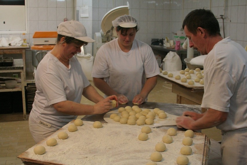 Tłusty czwartek: Tak powstają pączki w piekarni Sarzyński.