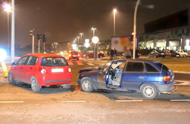 18-latka w chevrolecie zderzyła się z oplem. Do szpitala trafiła jedna osoba. (fot. KMP Białystok)