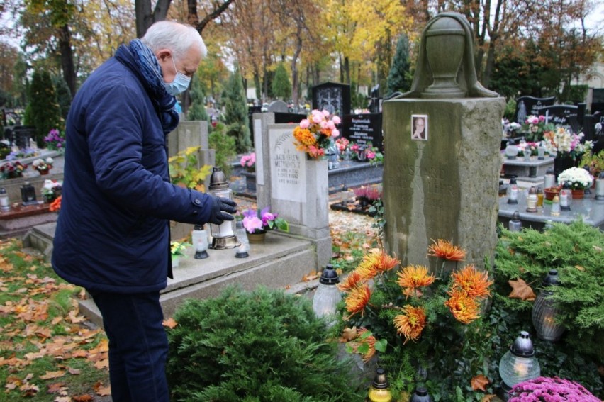 Prezydent Legnicy Tadeusz Krzakowski odwiedził groby zasłużonych legniczan. Skierował też apel do mieszkańców [ZDJĘCIA]