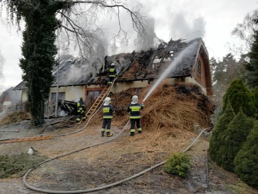 Pożar w Pile Młyn. Palił się dom letniskowy, na miejscu działali strażacy z Tucholi [zdjęcia]