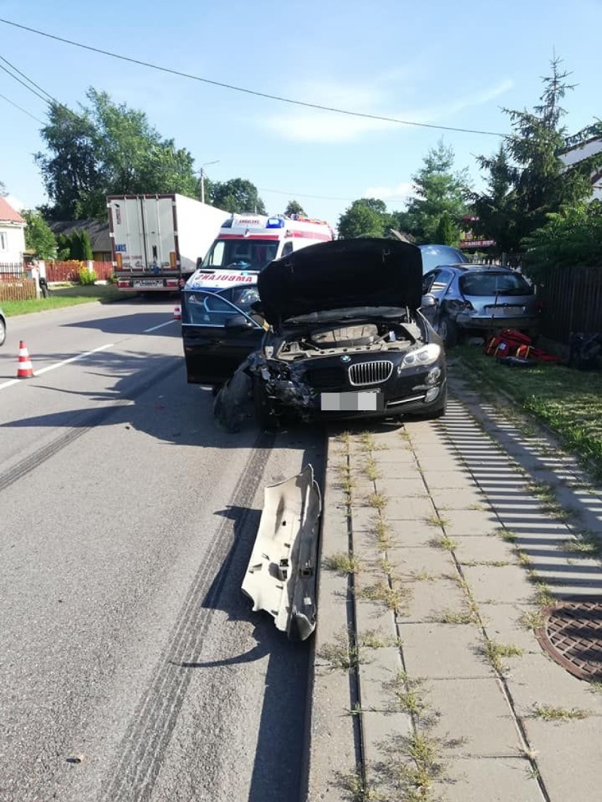 Kierowca BMW wyprzedzał kolumnę aut. W tym czasie peugeot zaczął skręcać w lewo. Efekt był opłakany  