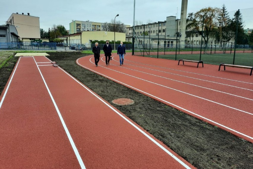 Przy Powiatowym Zespole nr 10 Szkół w Kętach powstał nowoczesny kompleks sportowy. Powiat oświęcimski zdobył fundusze z Unii ZDJĘCIA