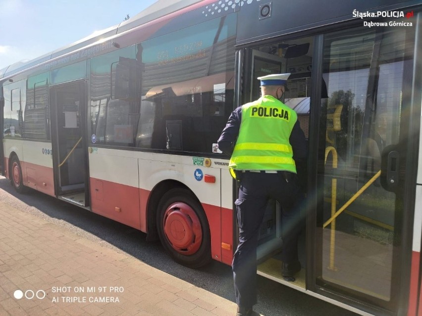 Dąbrowscy policjanci kontrolują autobusy, tramwaje oraz...